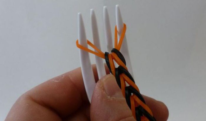Wie man Armbänder aus Gummibändern auf einer Gabel webt 